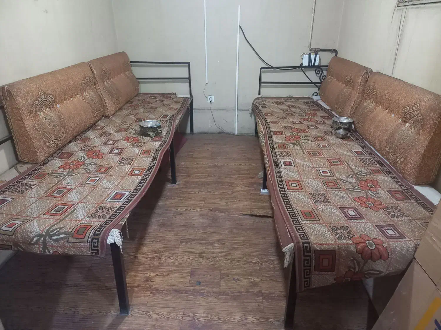 تخت|کافی‌شاپ و رستوران|اندیشه, اندیشه فاز ۱|دیوار