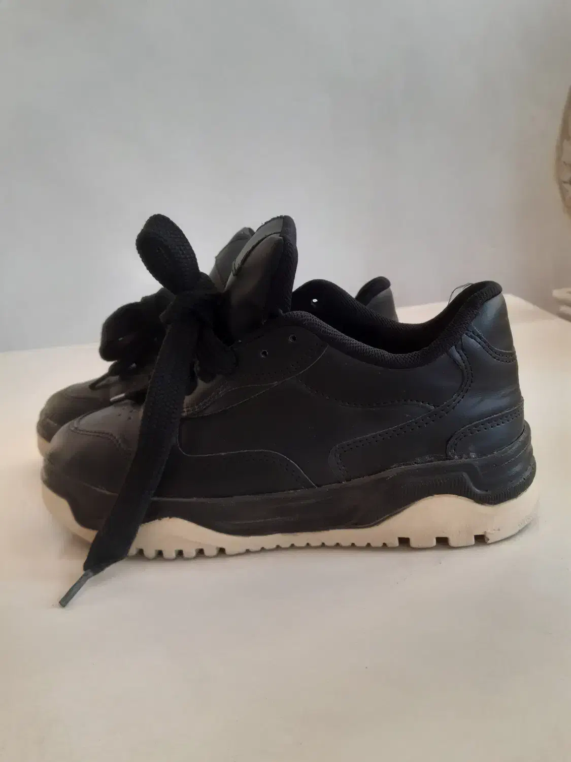 کفش|کیف، کفش، کمربند|شاهین دژ, |دیوار