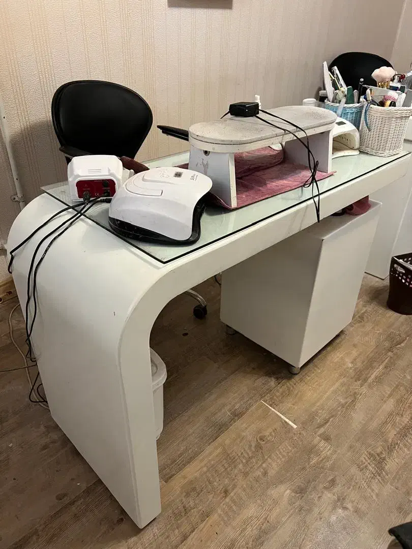 ۳ عدد میز ناخن + ۶ صندلی جک‌دار + استند لاک|آرایشگاه و سالن‌های زیبایی|پرند, فاز ۶|دیوار