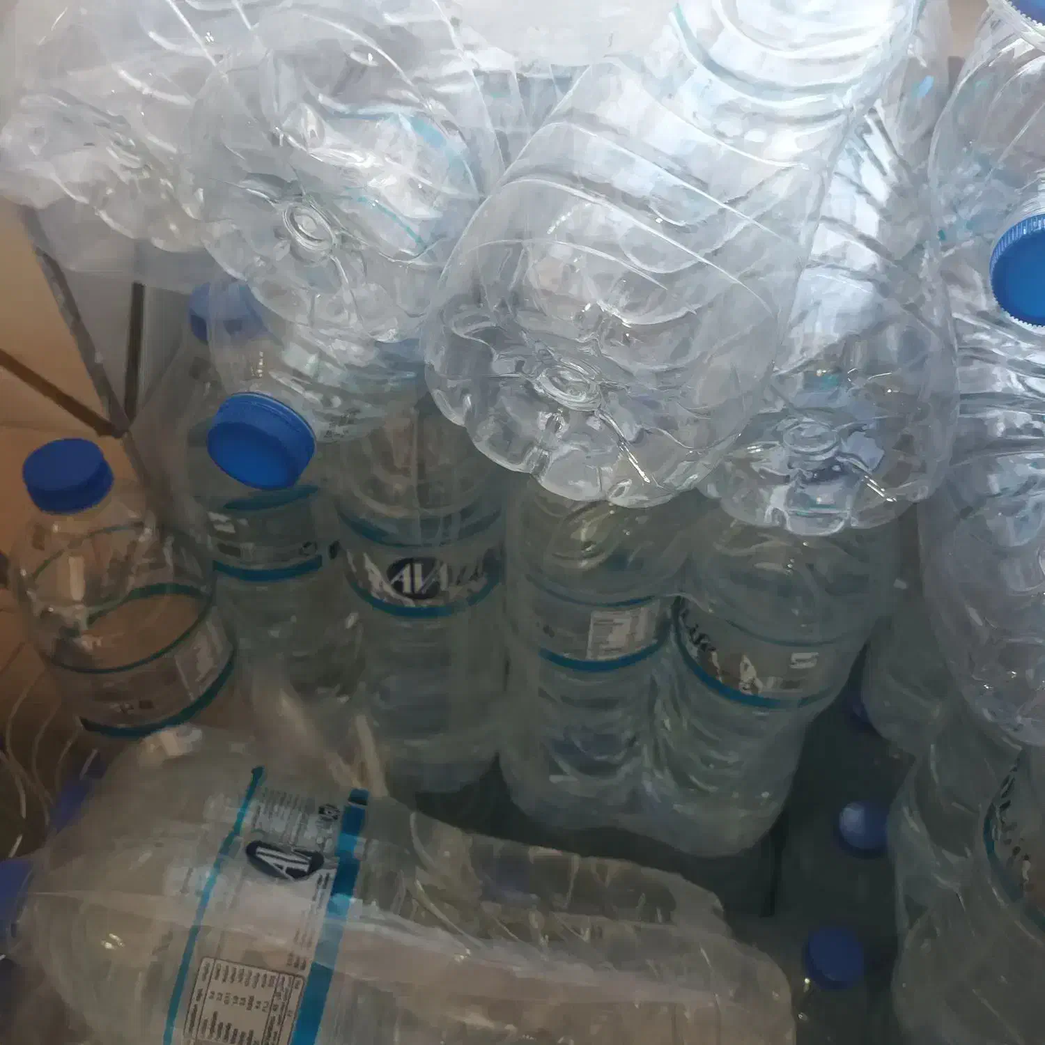 بطری آب معدنی خالی و تمیز|ظروف نگهدارنده، پلاستیکی، یکبارمصرف|آمل, |دیوار