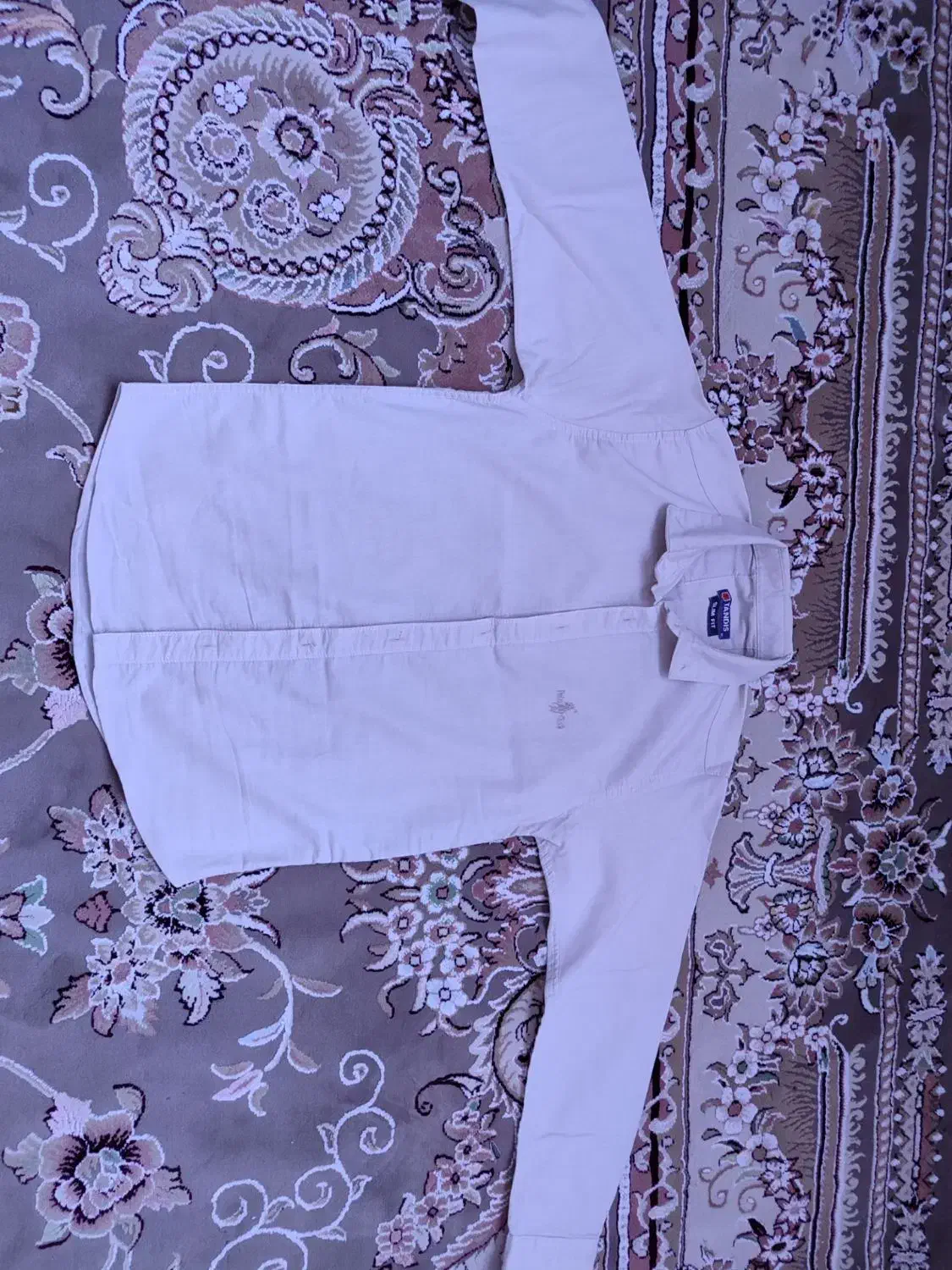 تعدادی لباس‌ پسرانه|لباس|میانه, |دیوار