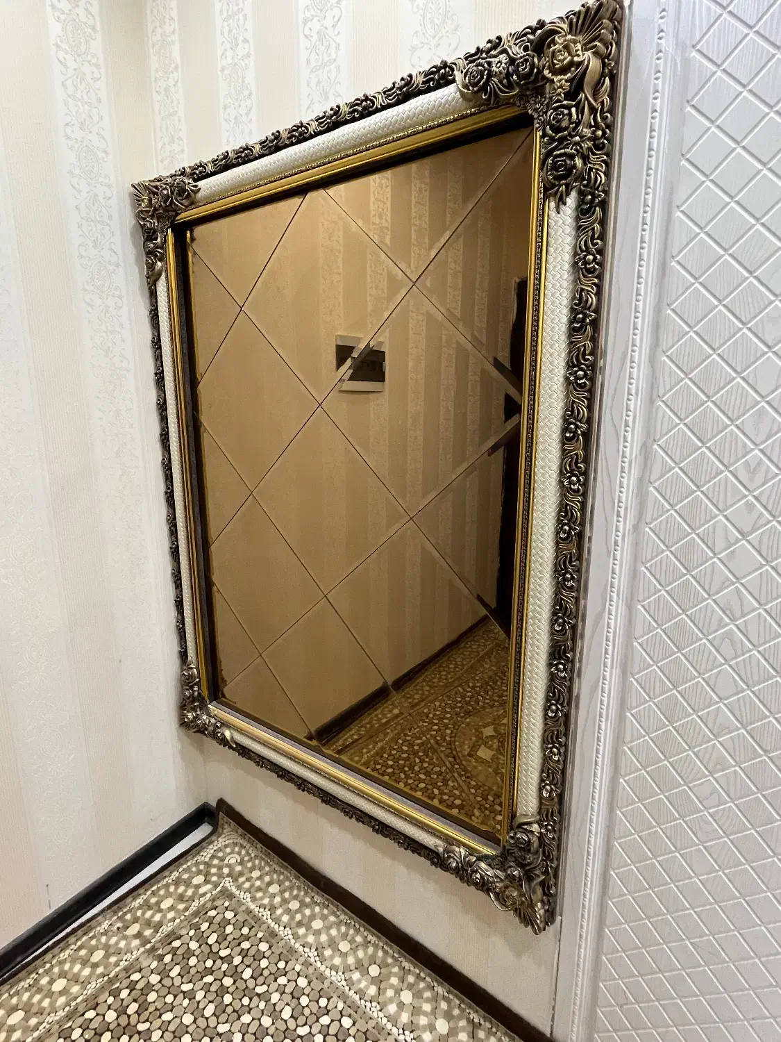 ایینه بزرگ قدی جلوی در|آینه|بجنورد, |دیوار