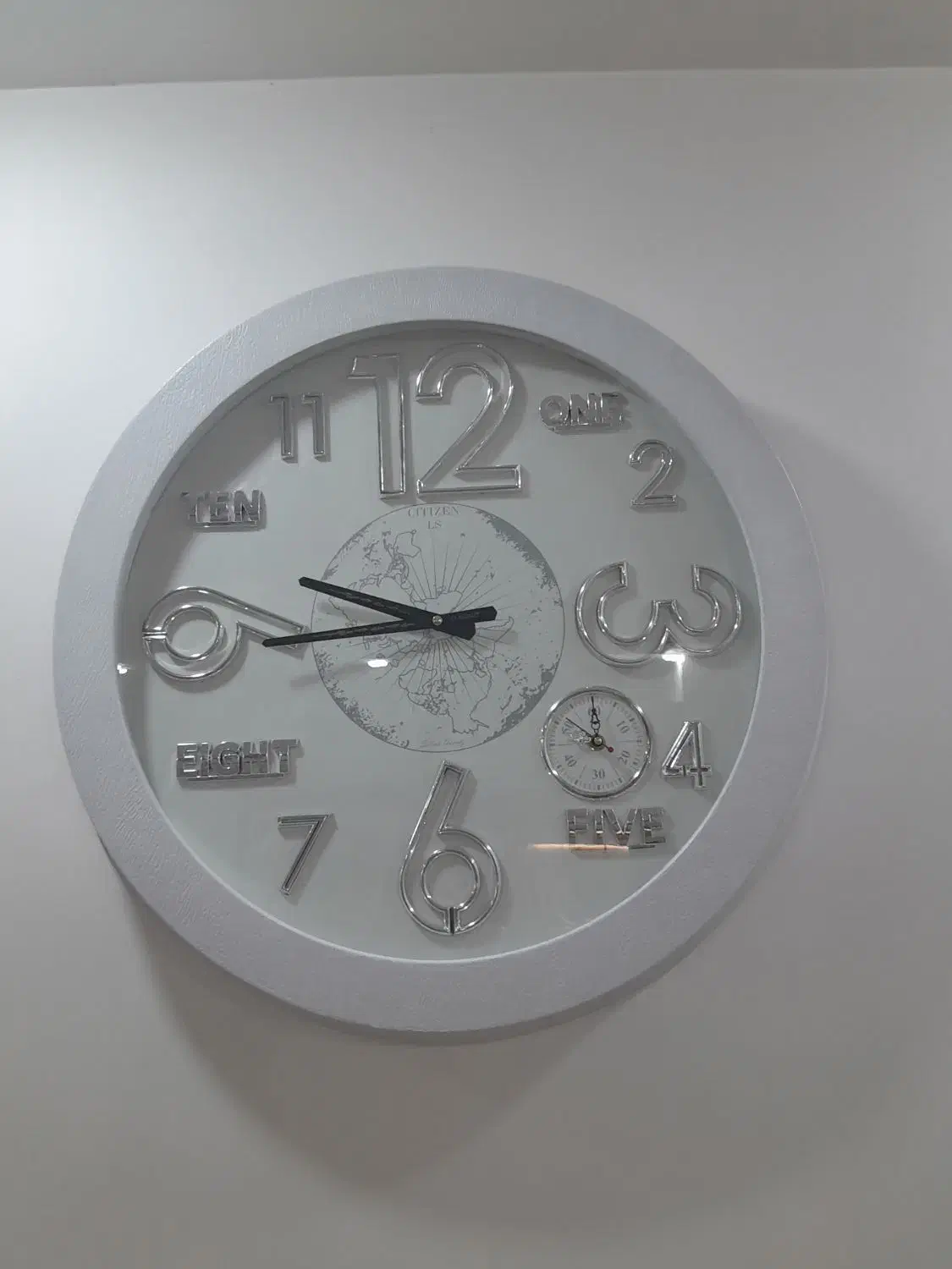 ساعت سفید زیبا ۲موتوره سالم|ساعت دیواری و تزئینی|لاهیجان, شهرک جانبازان|دیوار