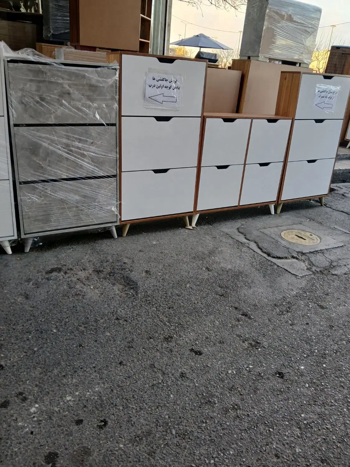 جاکفشی. کمد. دراور. رختکن.|جاکفشی، کمد، دراور|بهارستان, |دیوار