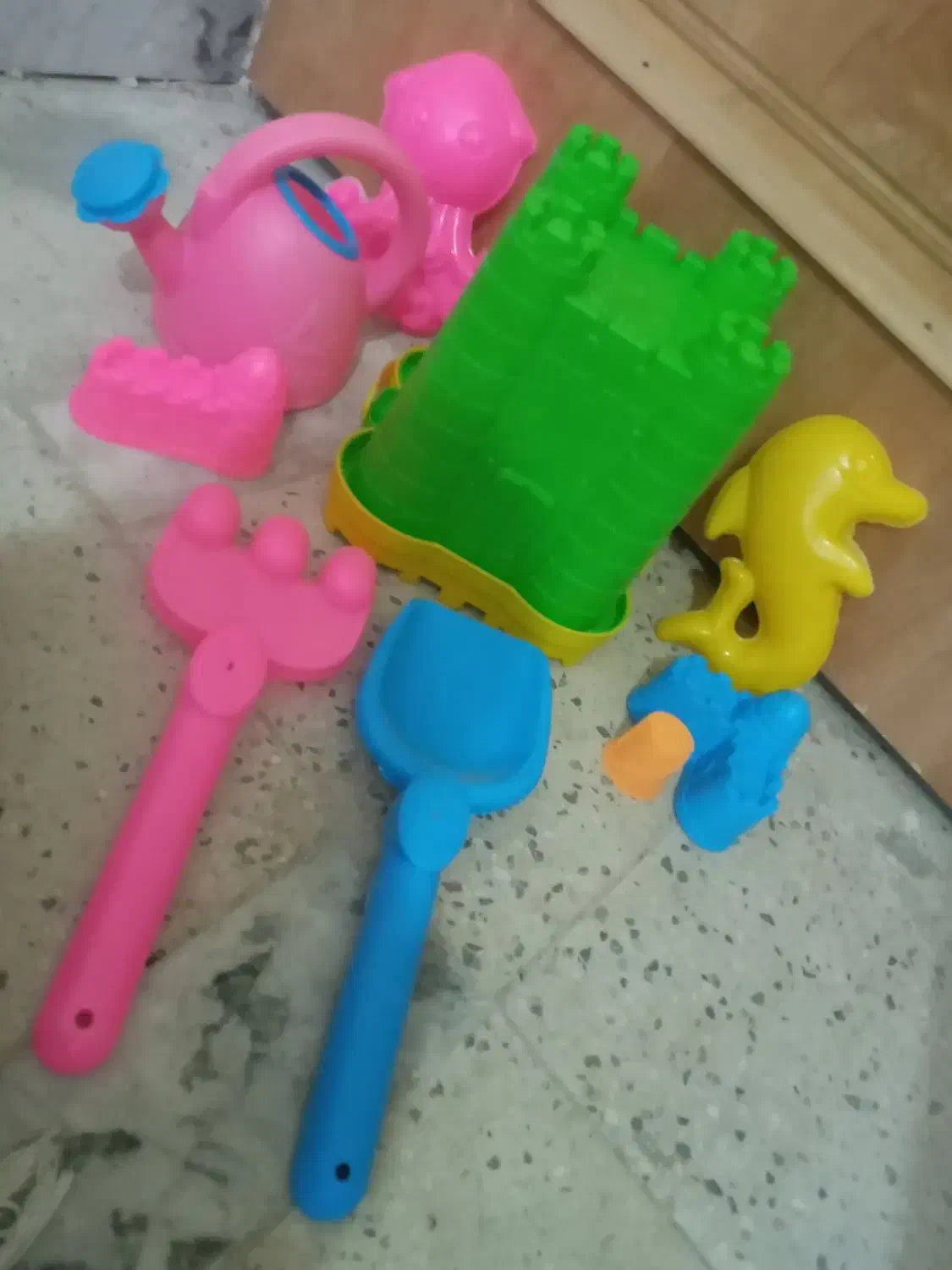 سطل شن بازی قلعه بزرگ|اسباب‌بازی بچه|شاهین‌شهر, گرگاب|دیوار