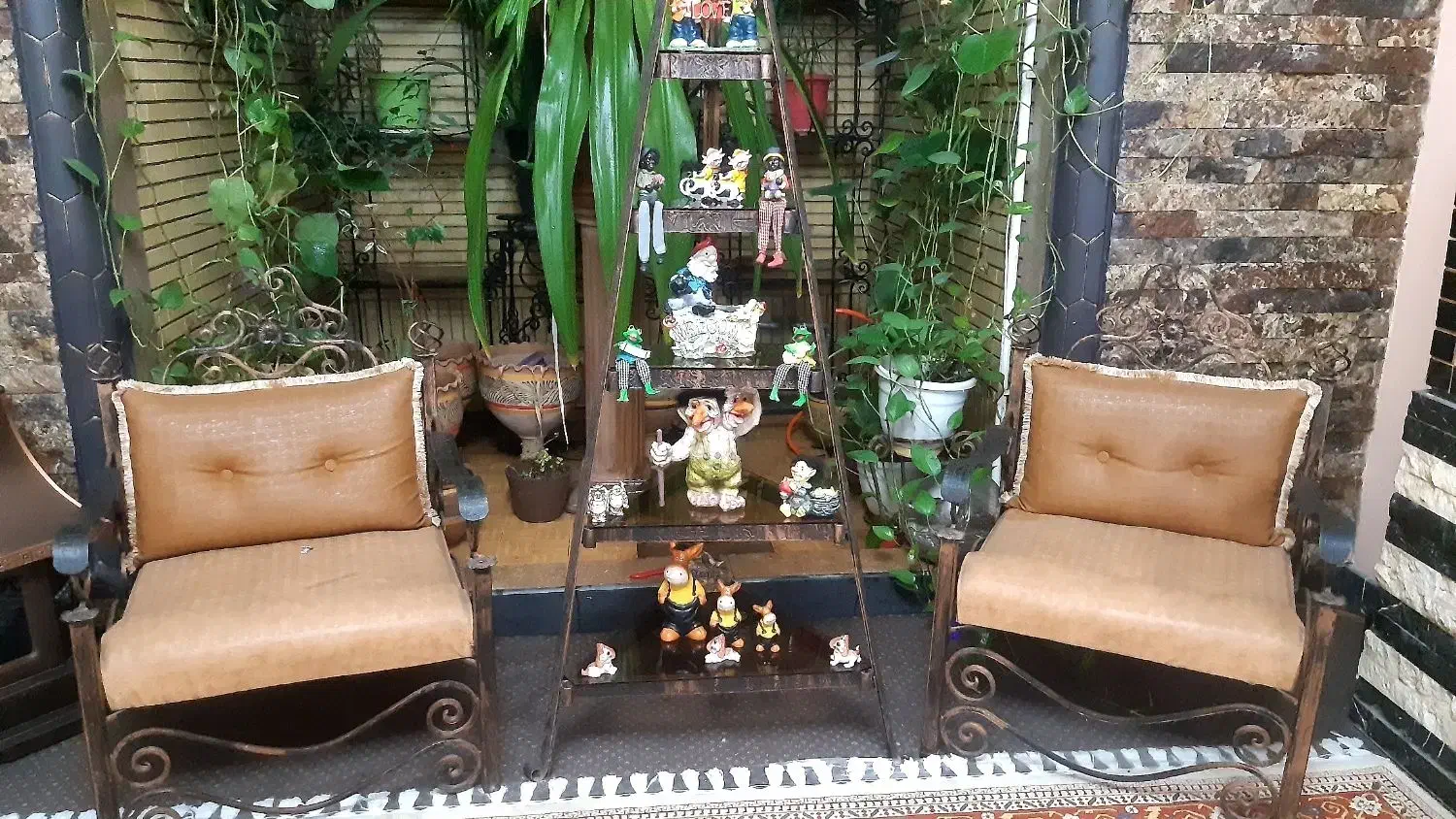 مبل هفت نفره همراه با بوفه و جاروزنامه ای و ساعت|مبلمان خانگی و میز عسلی|شیراز, نصر|دیوار