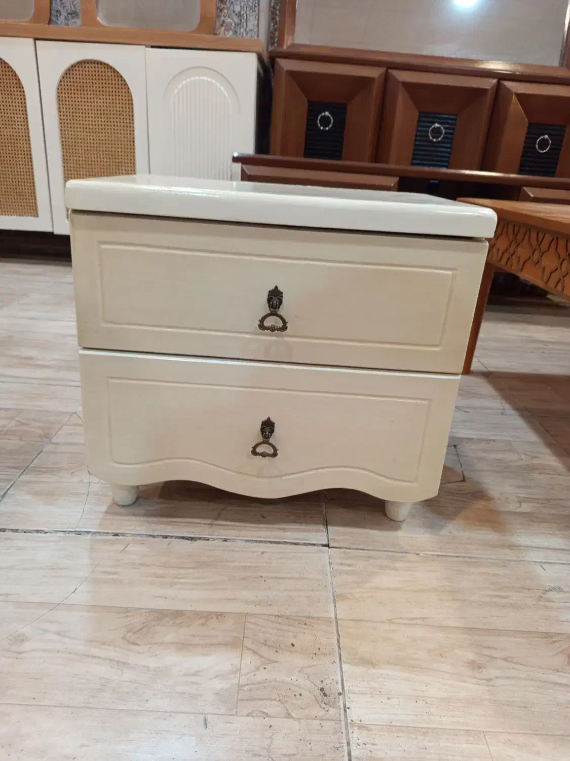 پا تختی تک|تخت و سرویس خواب|نیشابور, دارایی|دیوار