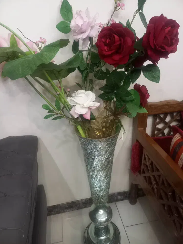 یک عدد گلدان شیشه ای بزرگ با گلهای مصنوعی زیبا|گل مصنوعی|پردیس, فاز ۵|دیوار