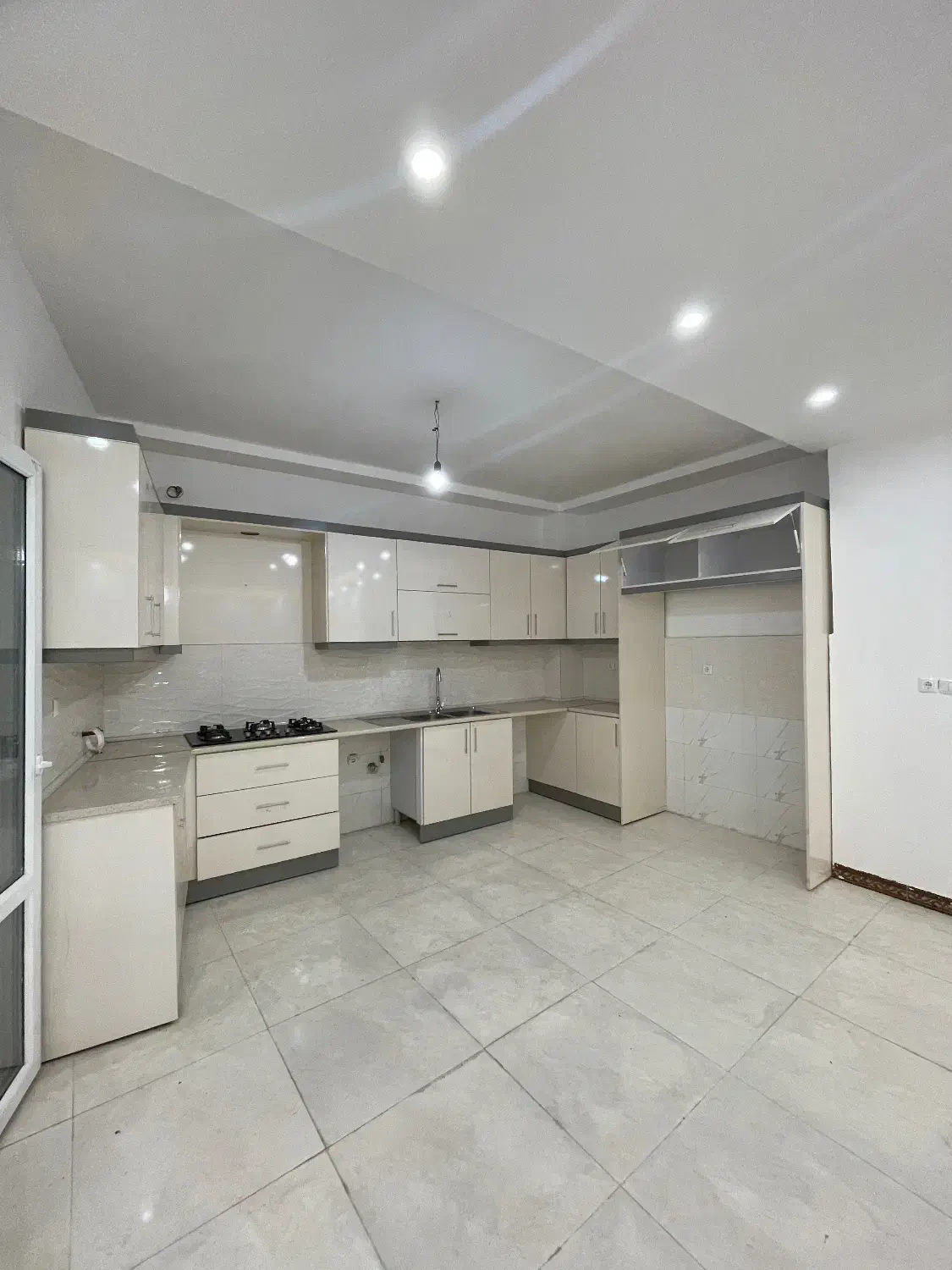 فروش واحد طبقه سوم دوخواب تک واحدی|فروش آپارتمان|رشت, استقامت ۲|دیوار