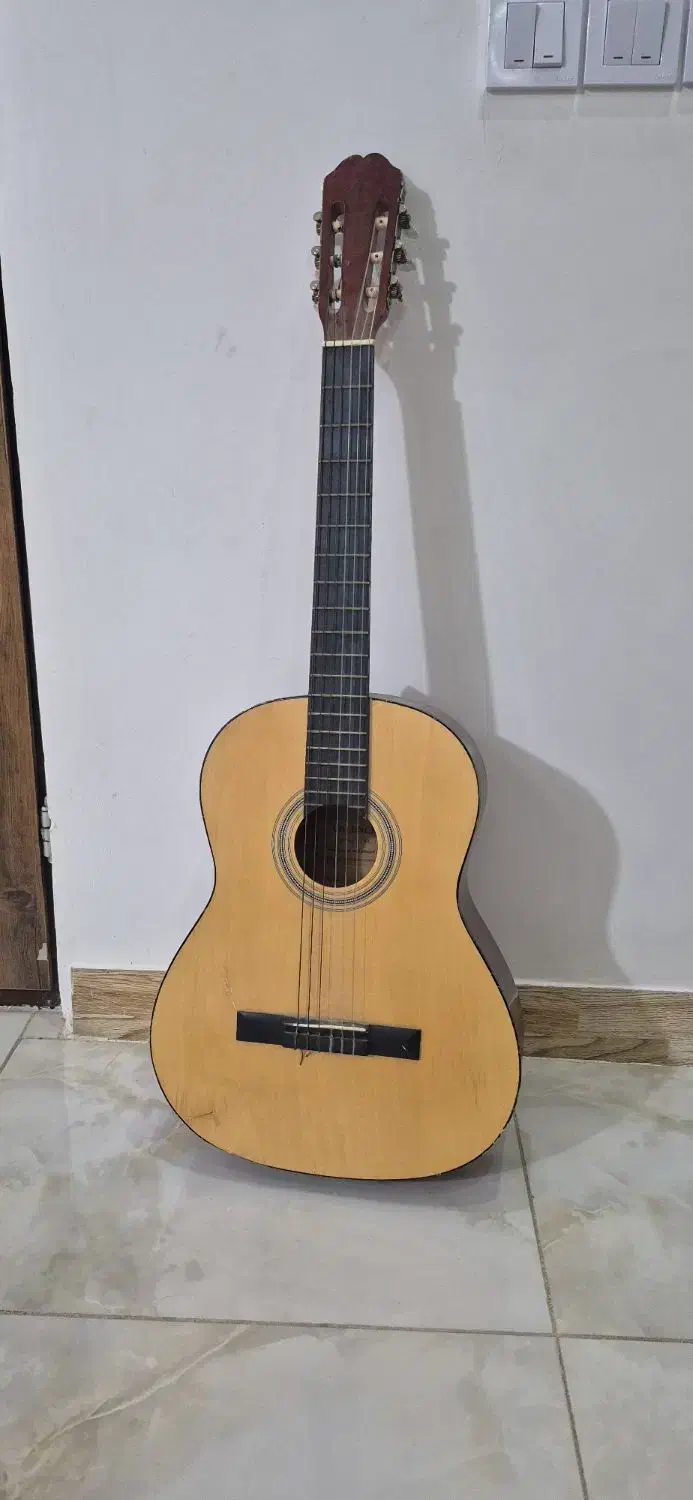 گیتار والنسا در حد نو|گیتار، بیس، امپلیفایر|ارومیه, |دیوار