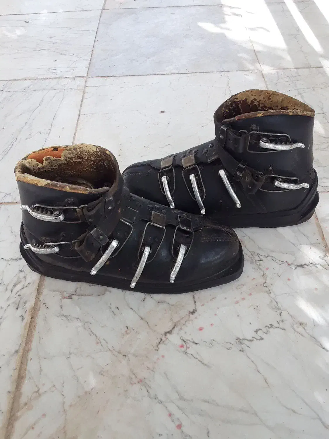 یک جفت کفش اسکی|ورزشهای زمستانی|دماوند, گیلاوند|دیوار