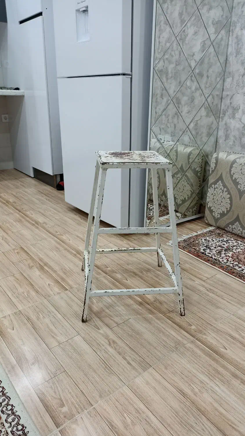 چهار پایه آهنی|صندلی و نیمکت|سنندج, |دیوار