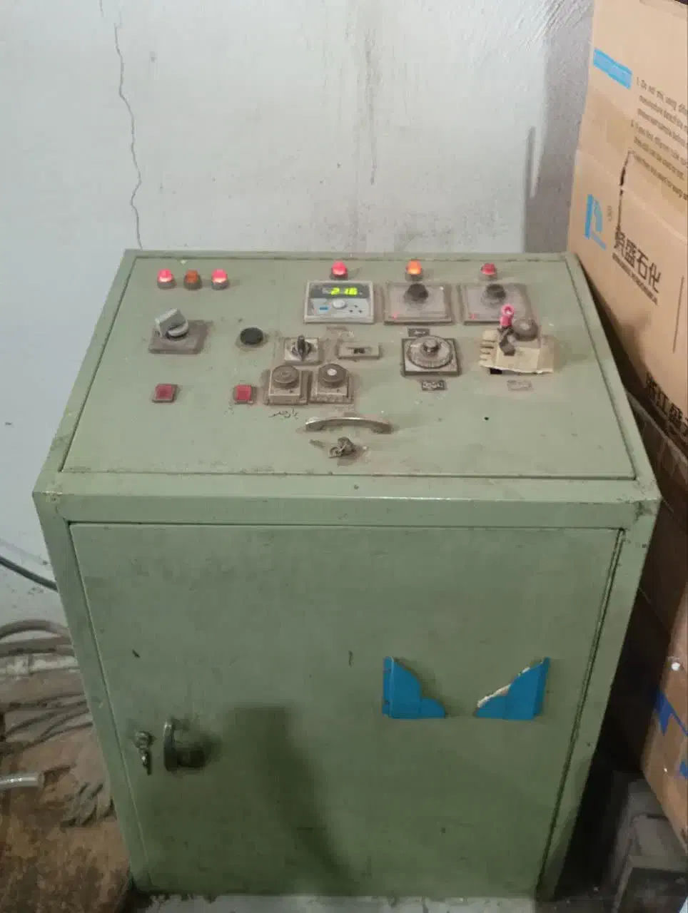 دستگاه تزریق ۲۰۰ گرمی در حال کار|ماشین‌آلات صنعتی|نیشابور, کریم آباد|دیوار