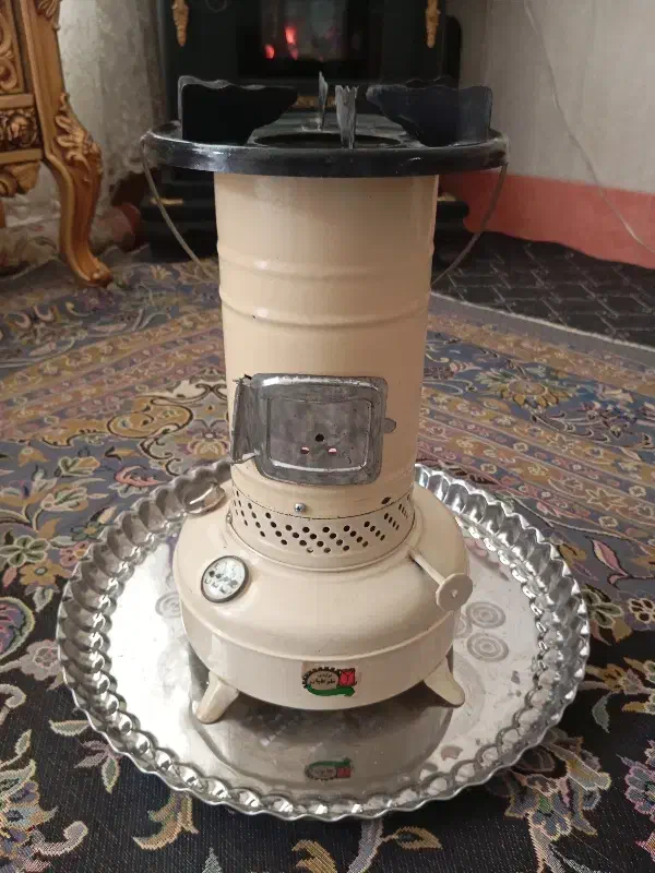 چراغ نفتی قدیمی|کلکسیون اشیاء عتیقه|قم, شاه ابراهیم|دیوار