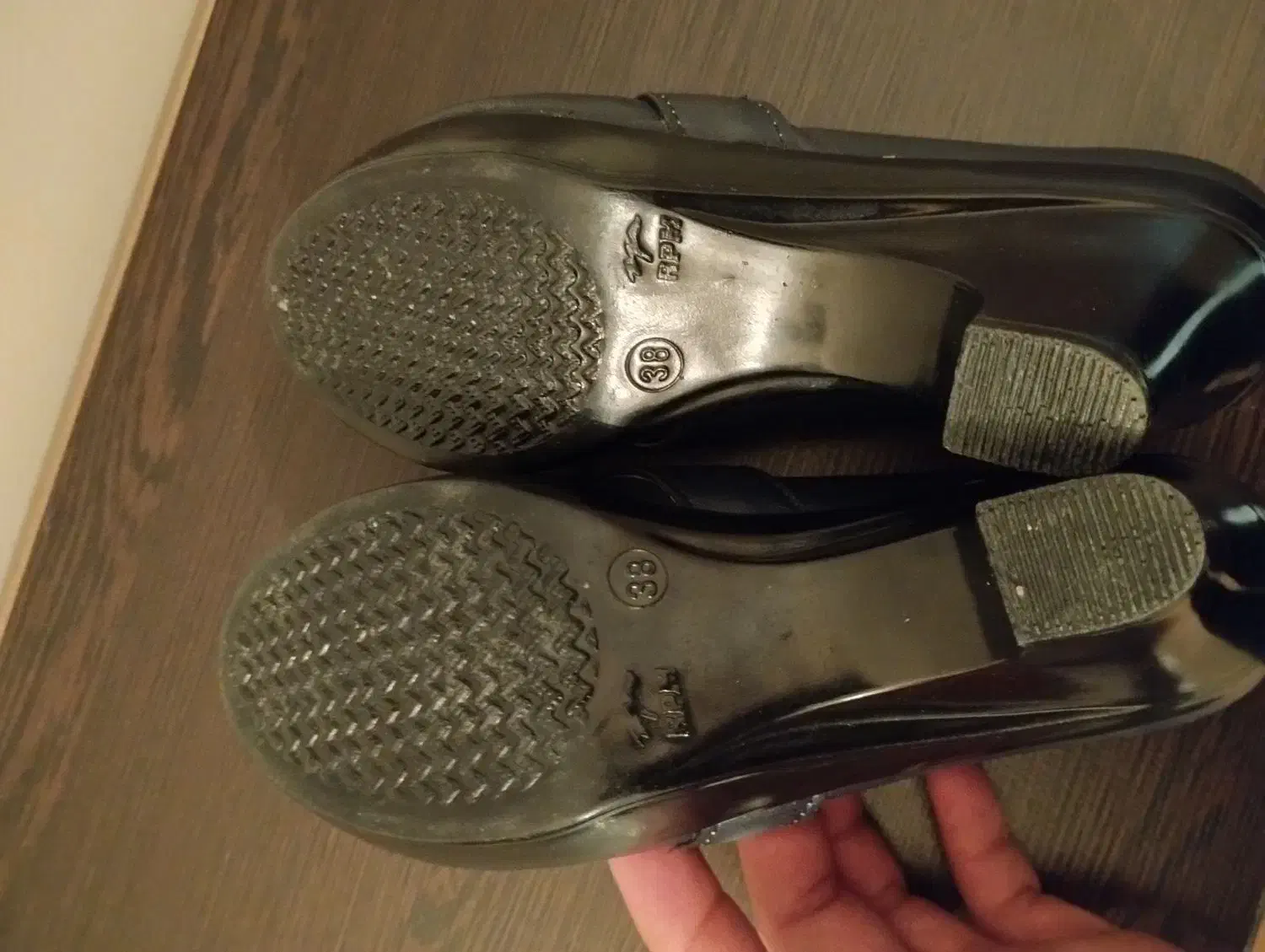 کفش|کیف، کفش، کمربند|برخوار, |دیوار