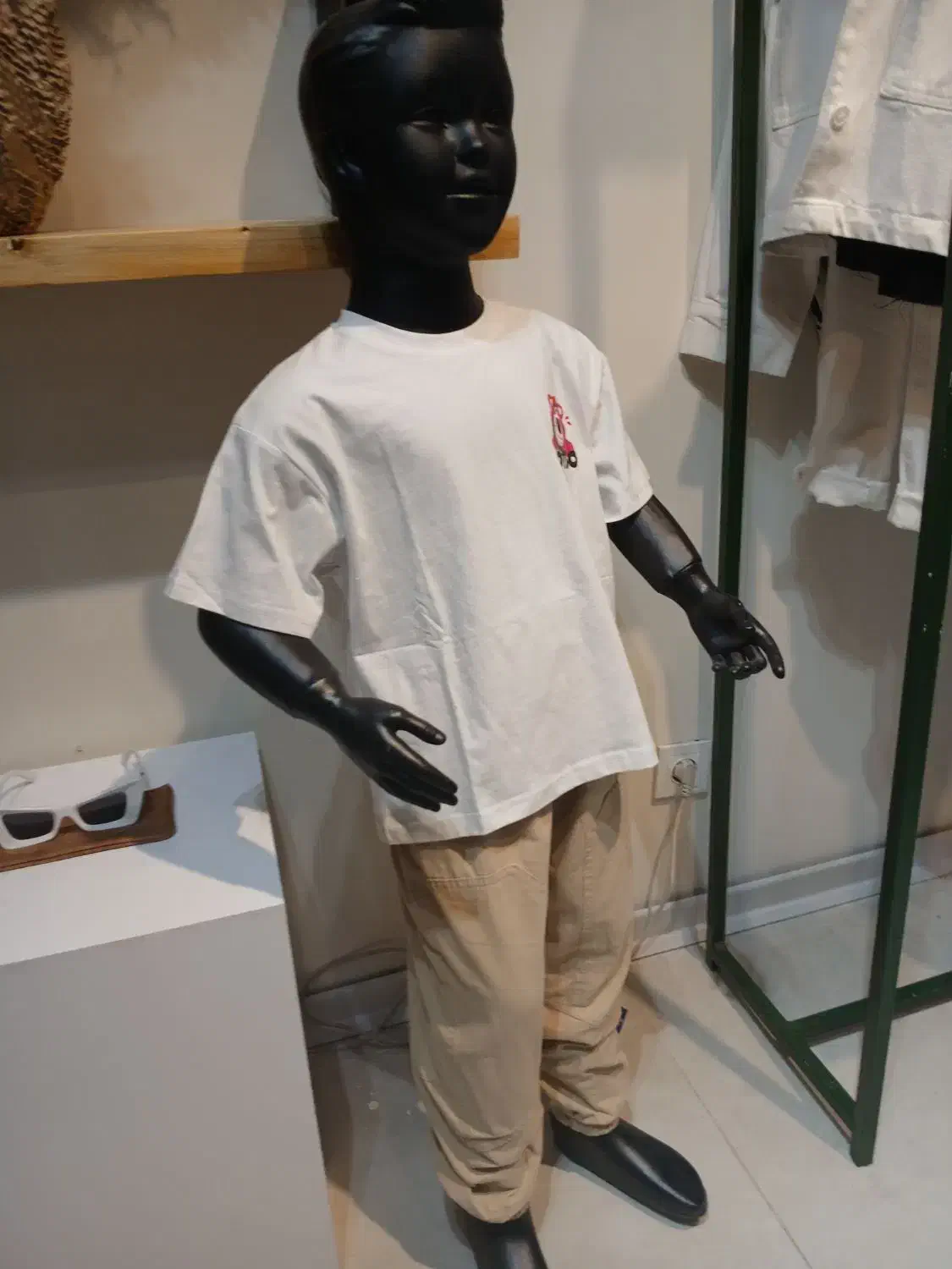 مانکن بچگانه|فروشگاه و مغازه|اندیشه, اندیشه فاز ۳|دیوار