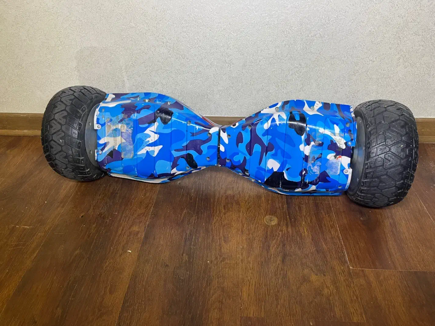 اسکوتر برقی|دوچرخه، اسکیت، اسکوتر|میانه, |دیوار