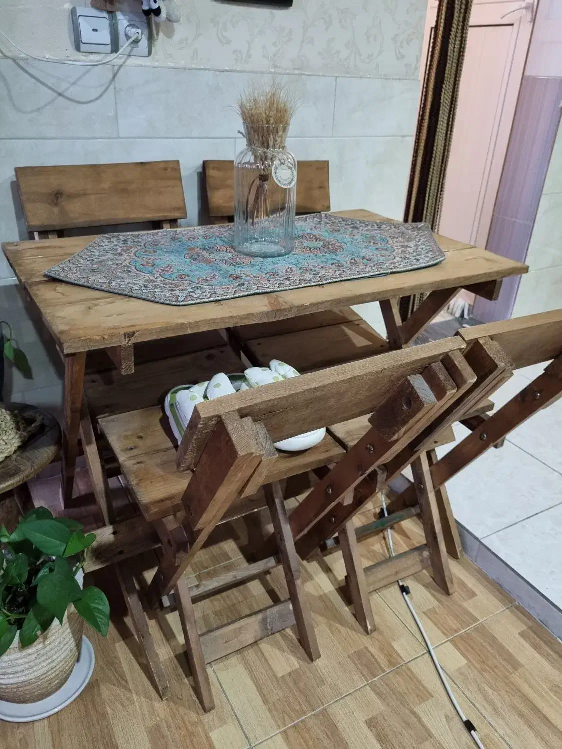 میز و صندلی چوبی|میز و صندلی غذاخوری|میانه, |دیوار