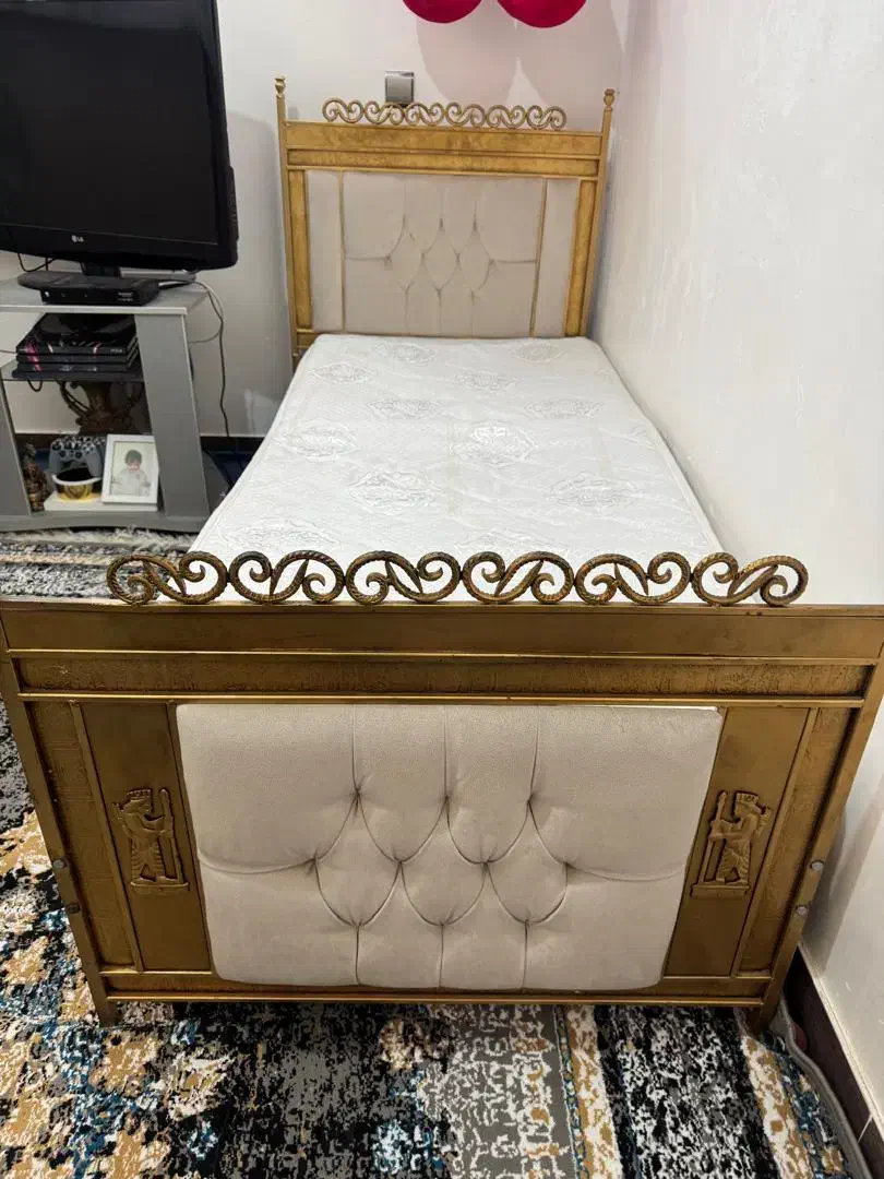 تخت یک نفره درحد نو|تخت و سرویس خواب|سبزوار, قاضی زاد|دیوار