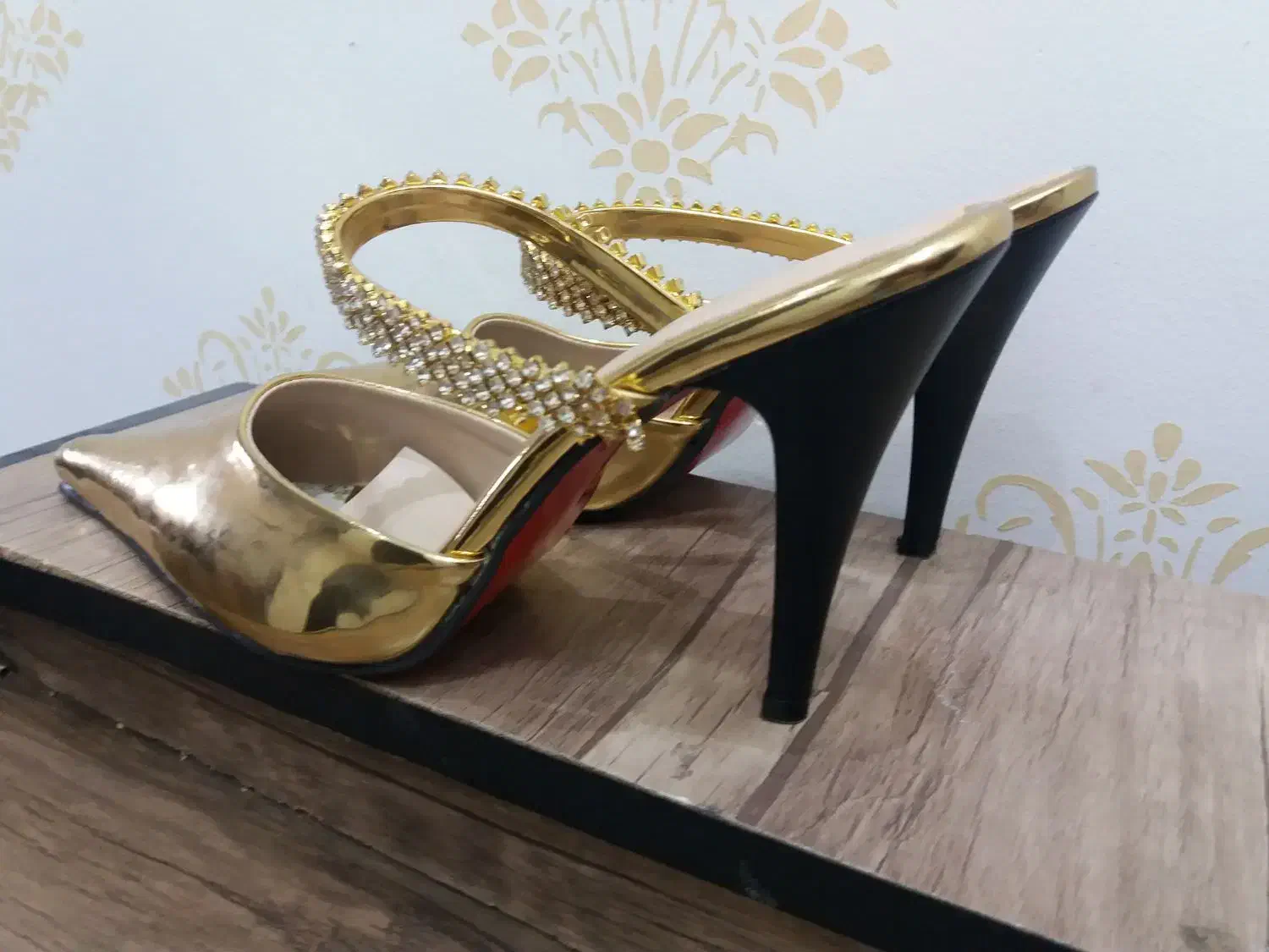 اشیای عتتیق|کلکسیون اشیاء عتیقه|فولادشهر, A2|دیوار