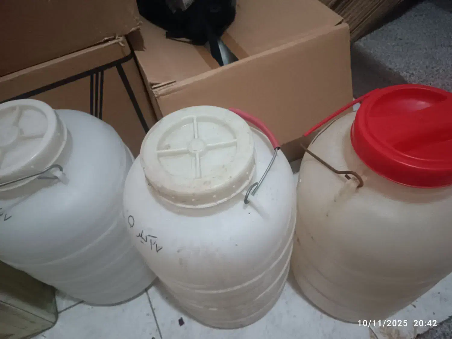 دبه|ظروف نگهدارنده، پلاستیکی، یک‌بارمصرف|بومهن, |دیوار