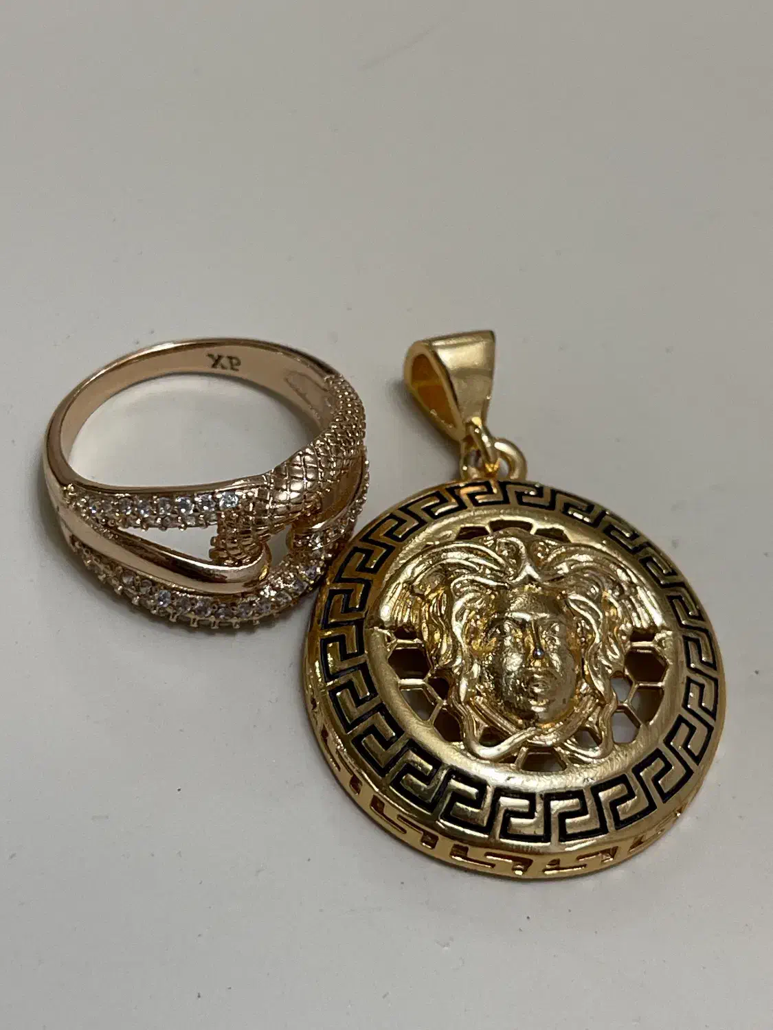 پلاک ورساچه و انگشتر ژوپین استفاده نشده رنگ ثابت|جواهرات|آستارا, |دیوار