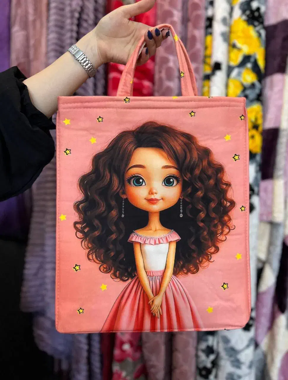 ساک عروسکی|کیف، کفش، کمربند|رباط‌کریم, رباط‌کریم|دیوار