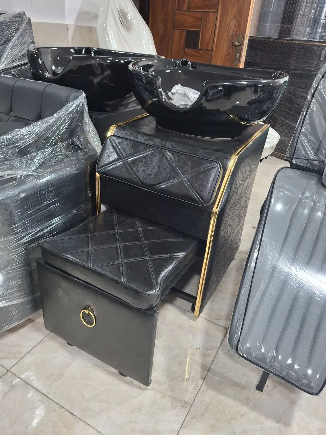 سرشور ایستاده کمجا|آرایشگاه و سالن‌های زیبایی|رشت, امین الضرب|دیوار