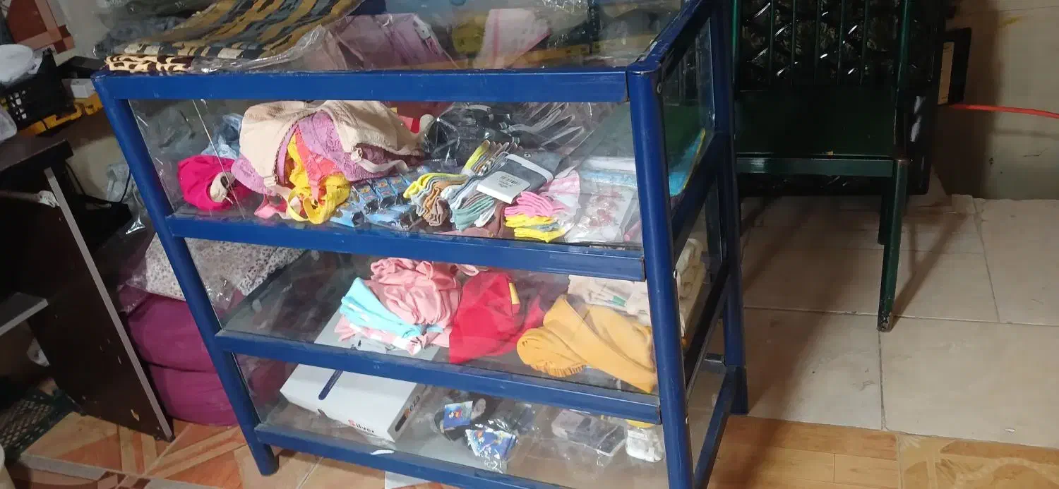 ویترین پوشاک فروشی ۴طبقه|فروشگاه و مغازه|دهگلان, |دیوار