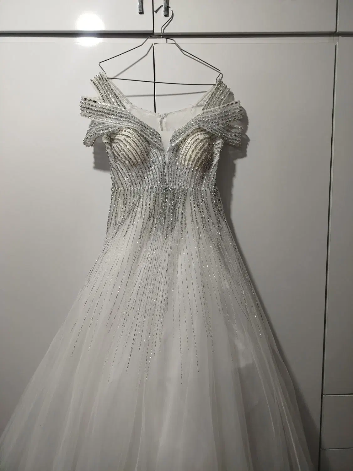 لباس عروس سفید سنگ کاری شده|لباس|ارومیه, |دیوار