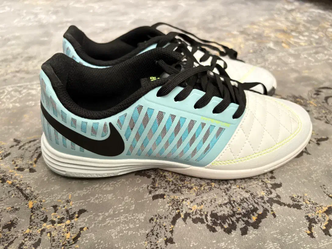 کفش ورزشی|کیف، کفش، کمربند|جم, |دیوار