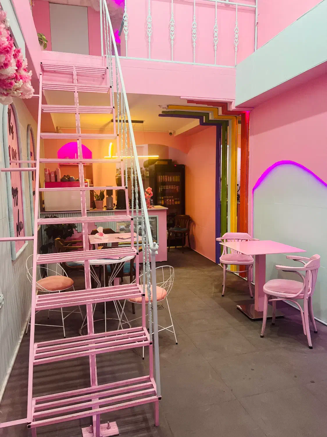 باریستا برای کافه صورتی|استخدام خدمات فروشگاه و رستوران|اهواز, فاز ۱ پادادشهر|دیوار