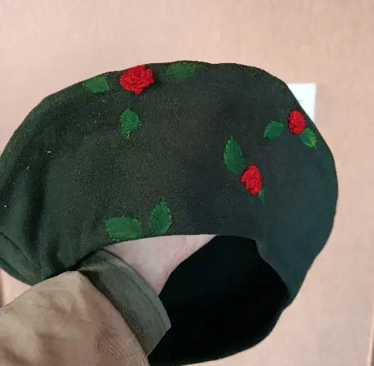 کلاه فرانسوی گلدوزی شده|لباس|اصفهان, امامزاده اسماعیل|دیوار