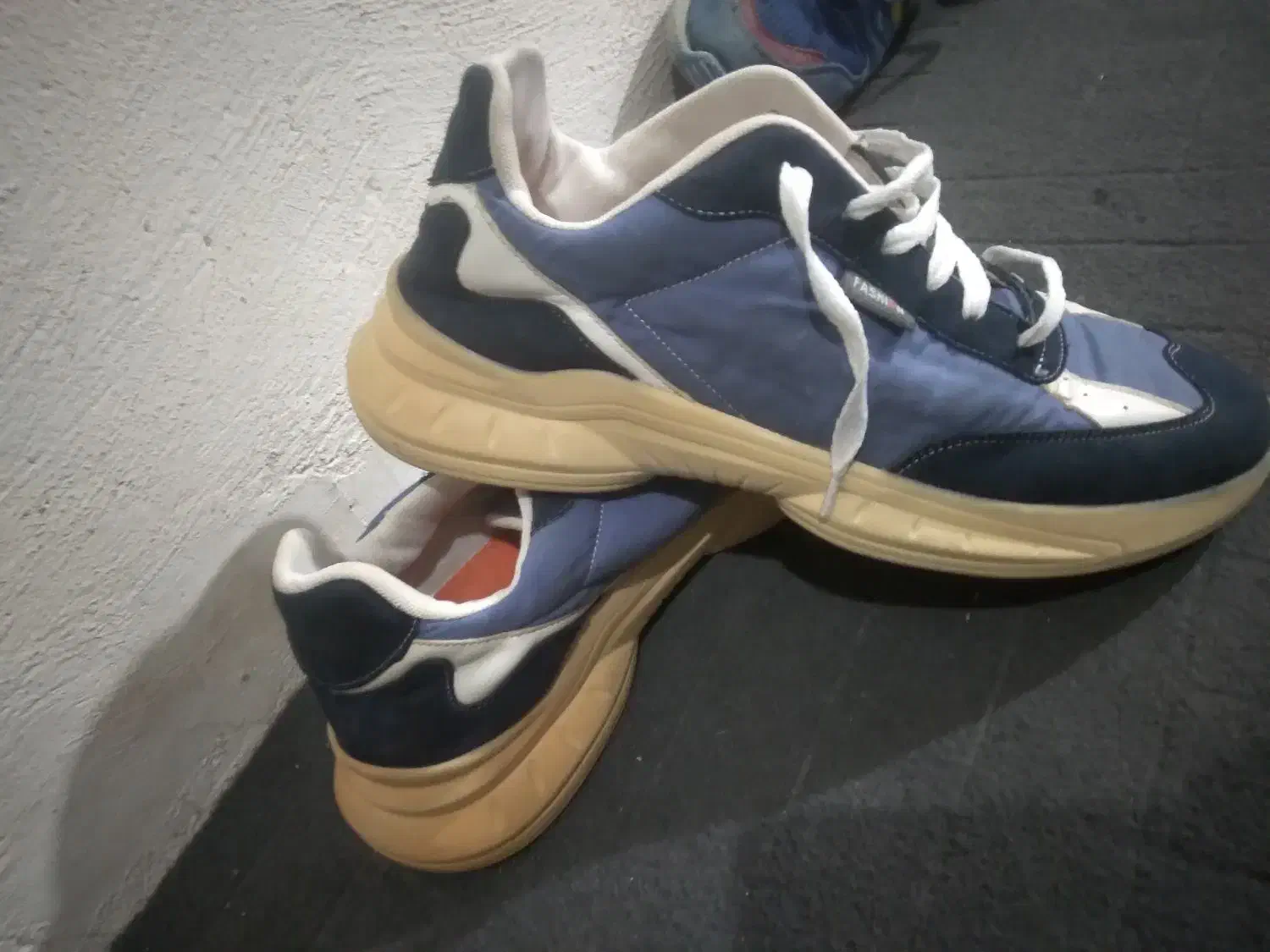 کتانی پوشیده شده|کیف، کفش، کمربند|رباط‌کریم, الارد|دیوار