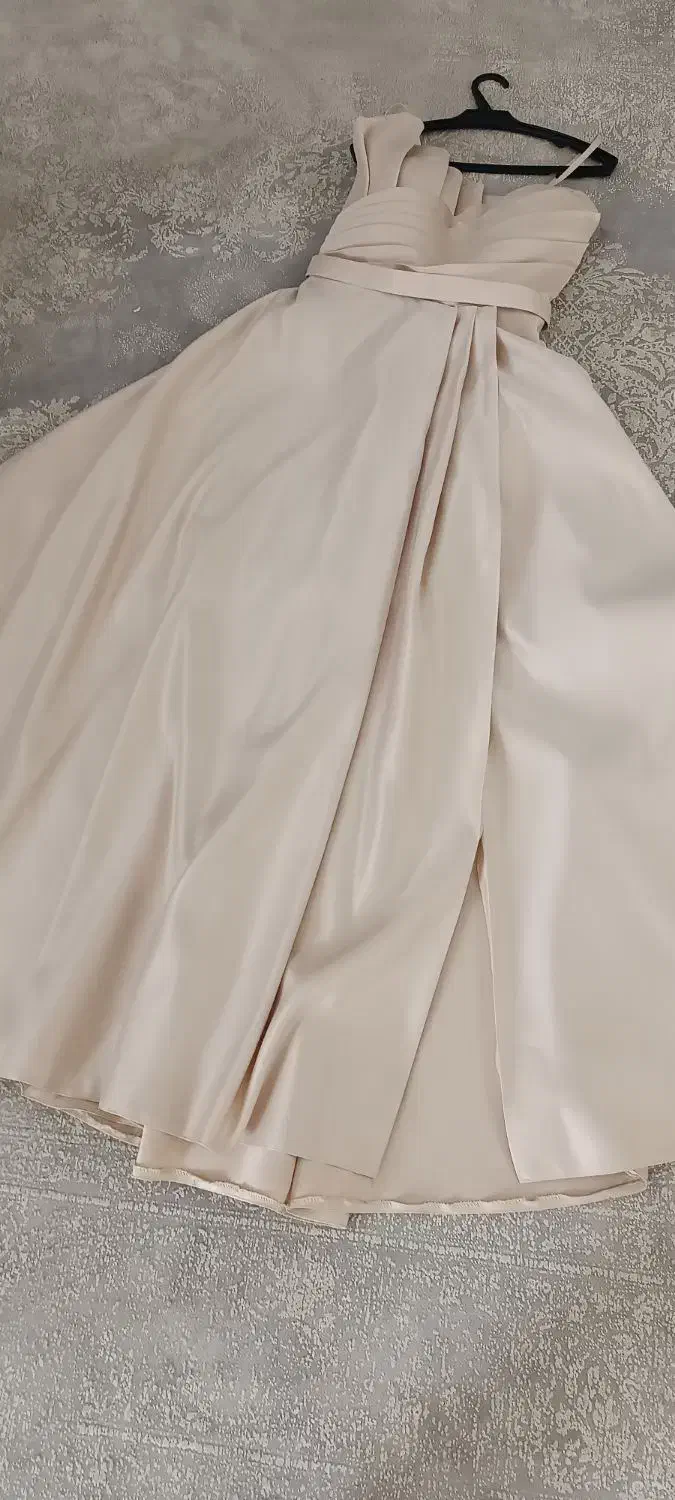 لباس مجلسی بلند|لباس|اندیشه, اندیشه فاز ۱|دیوار