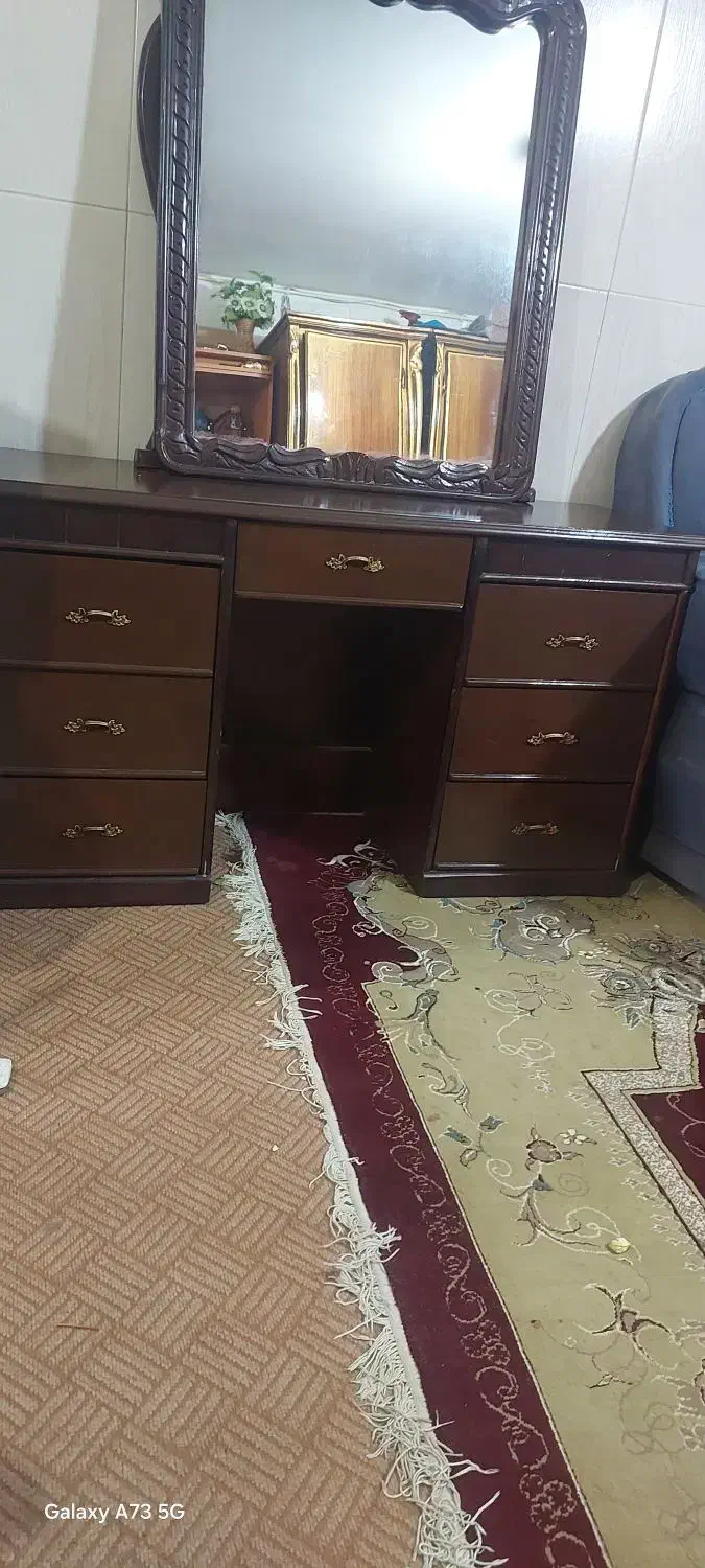 میز آرایشی با آینه سالم و تمیز|تخت و سرویس خواب|خمینی‌شهر, |دیوار