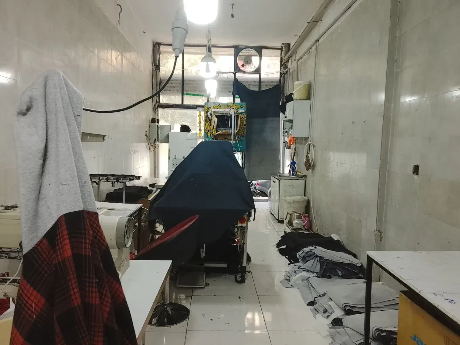 ۹۷ متر / تجاری/ زیر قیمت منطقه/ حصارک پایین|فروش مغازه و غرفه|بهارستان, |دیوار