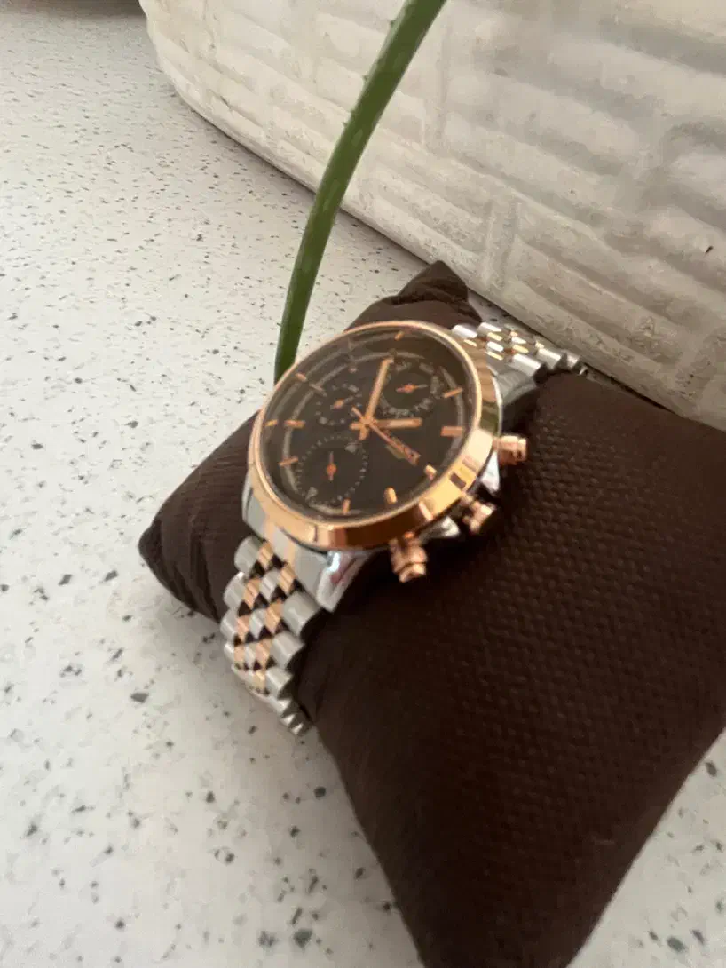 ساعت الگانس نونو|ساعت|کرج, کوی زنبق|دیوار