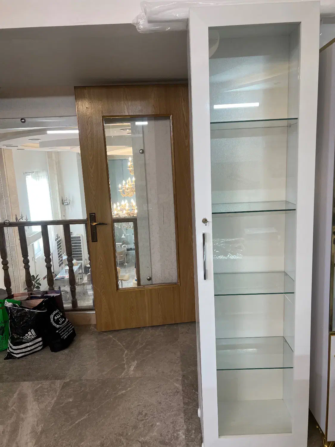 ویترین شیشه ای چهار طبقه ای سفید|بوفه، ویترین، کنسول|خمینی‌شهر, |دیوار