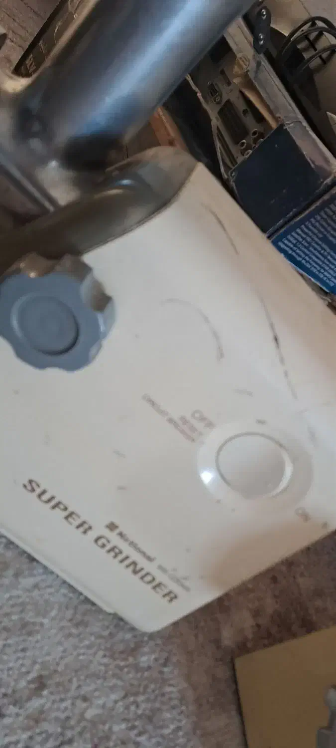 چرخ گوشت|کلکسیون اشیاء عتیقه|شاهینشهر, خانه کارگر|دیوار