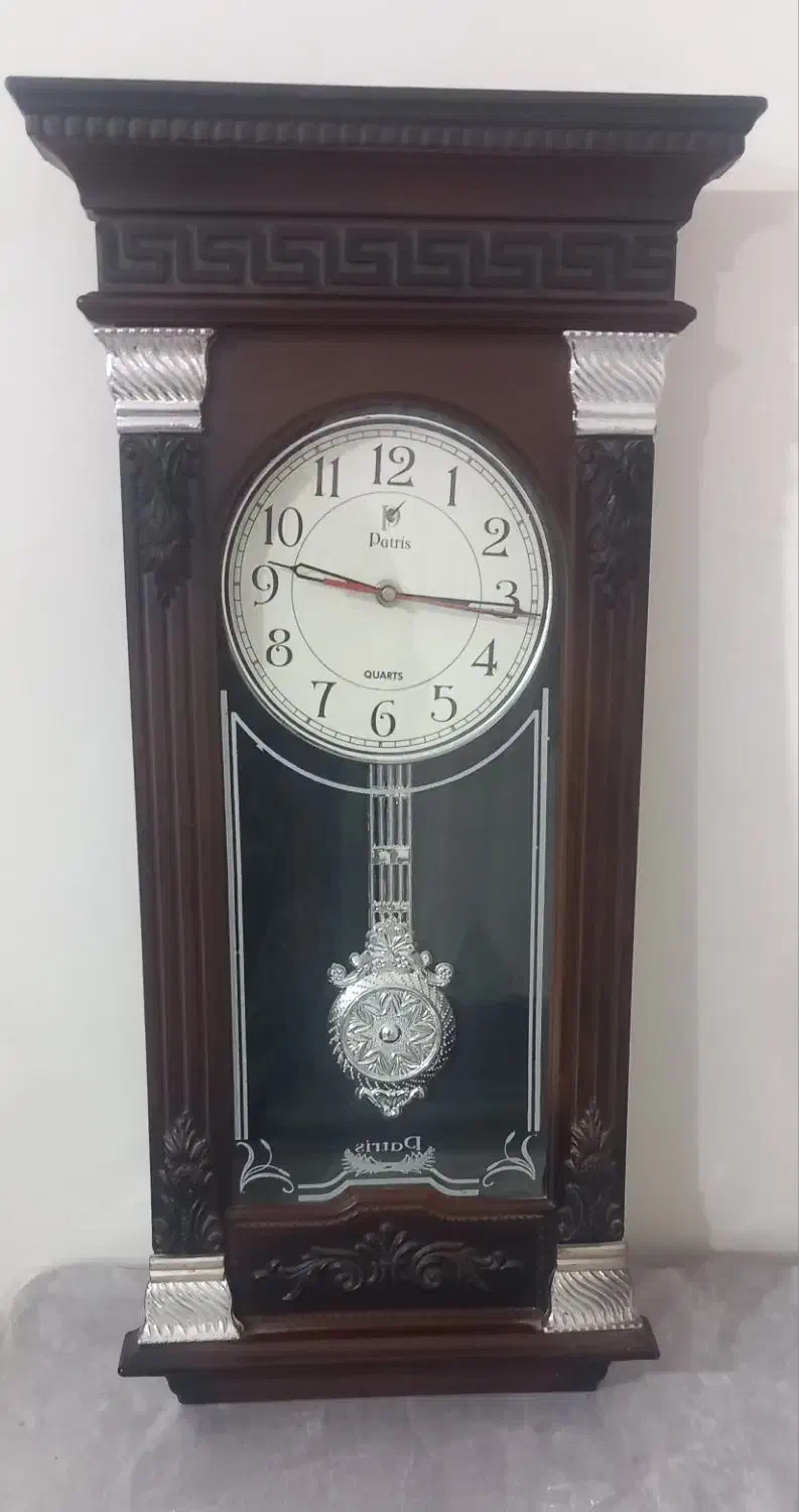 یک عدد ساعت وکرسی چوبی ویک عدد فرش دستبافت|فرش|تربت‌حیدریه, باغ سلطانی|دیوار