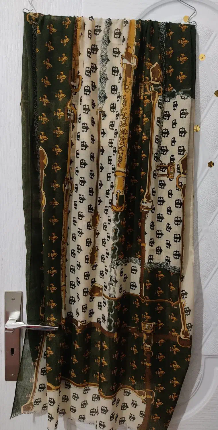 تعدادی شال و روسری|لباس|میانه, |دیوار