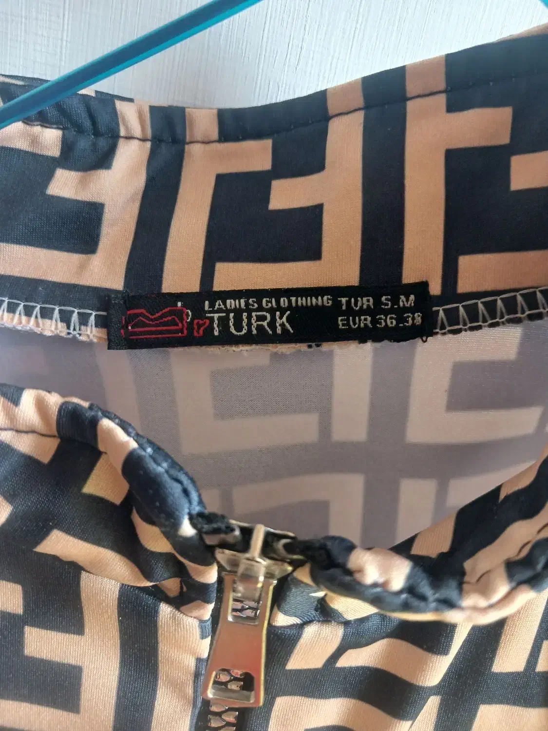 نیم تنه|لباس|محمدیه-قزوین, |دیوار