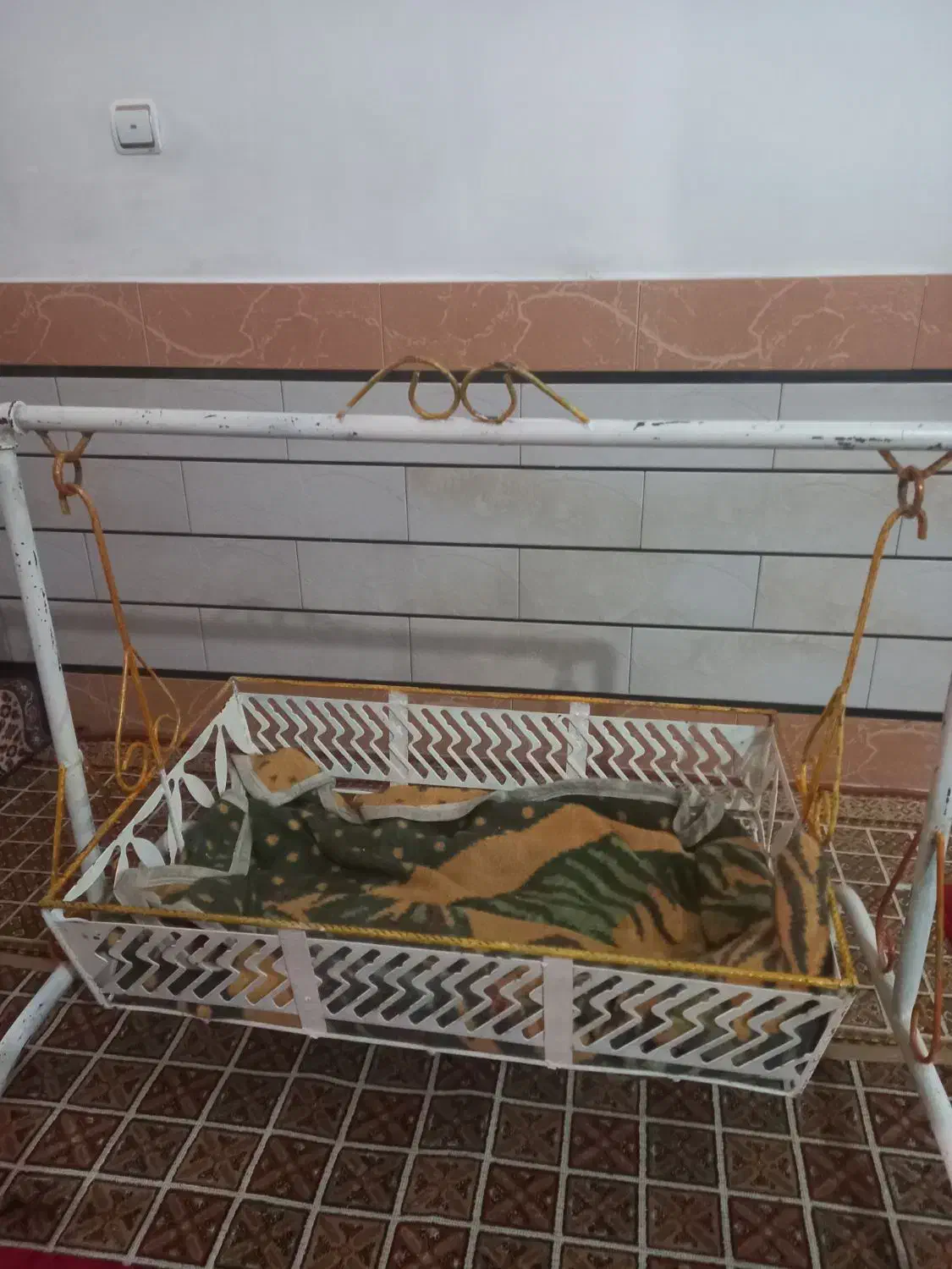 گهواره فلزی در حد نو،کمد فلزی|اسباب و اثاث بچه|دزفول, |دیوار