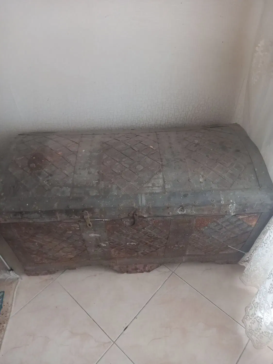 صندوقچه|کلکسیون اشیاء عتیقه|اصفهان, برازنده|دیوار