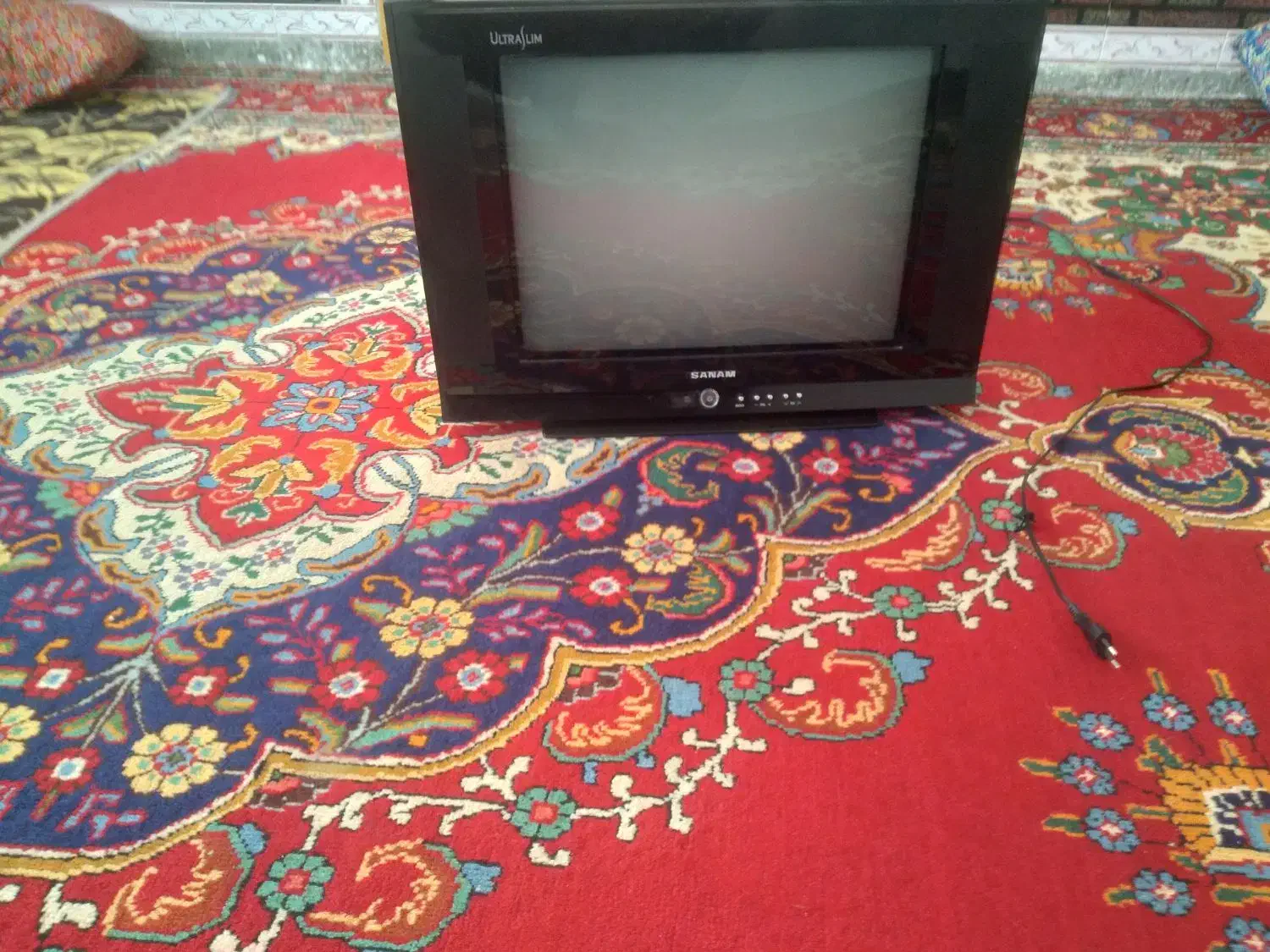 تلویزیون فیش خور قدیمی کار میکند|تلویزیون و پروژکتور|مراغه, |دیوار