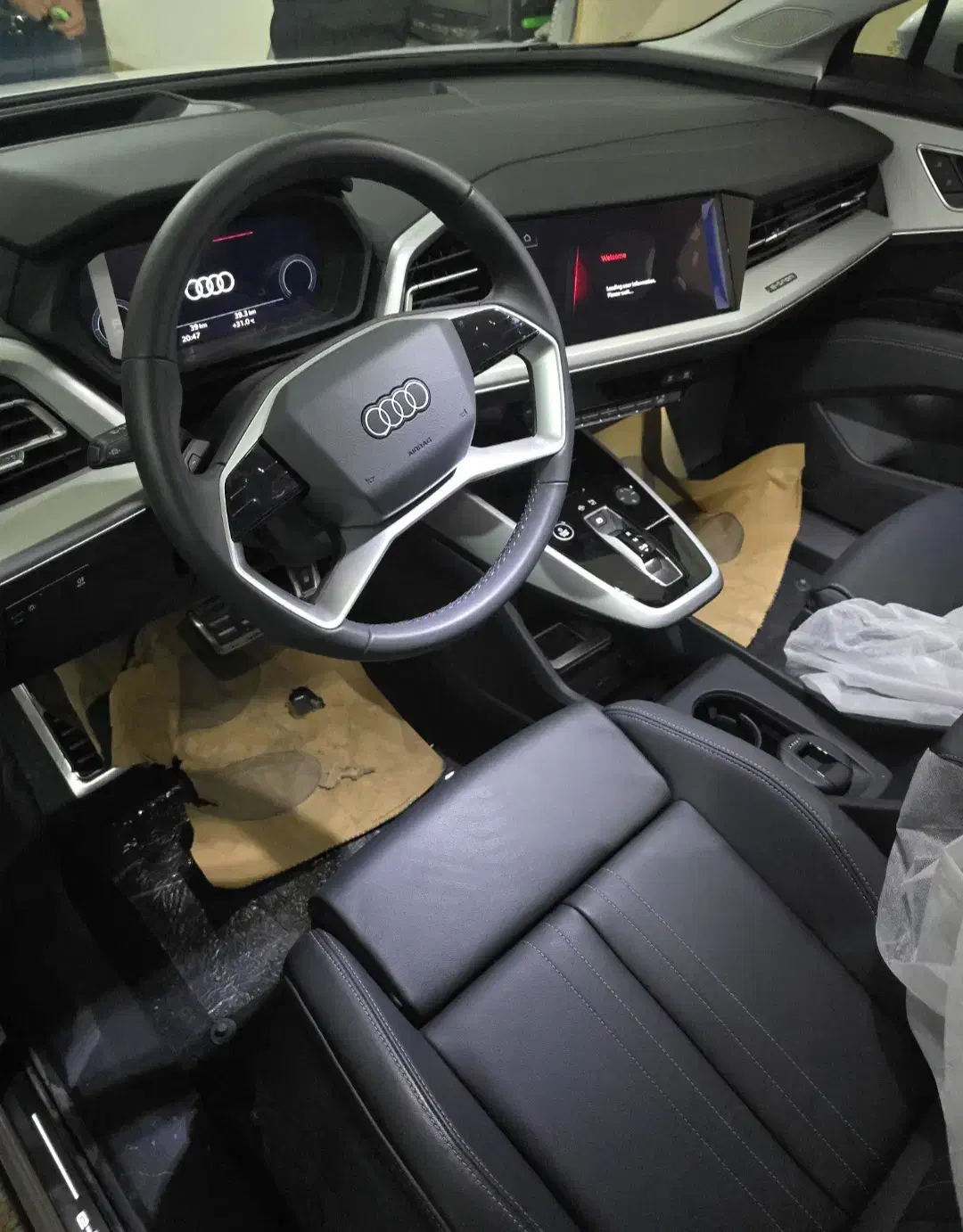 آئودی ۲۰۲۴ سفید|خودرو سواری و وانت|تهران, بازار|دیوار