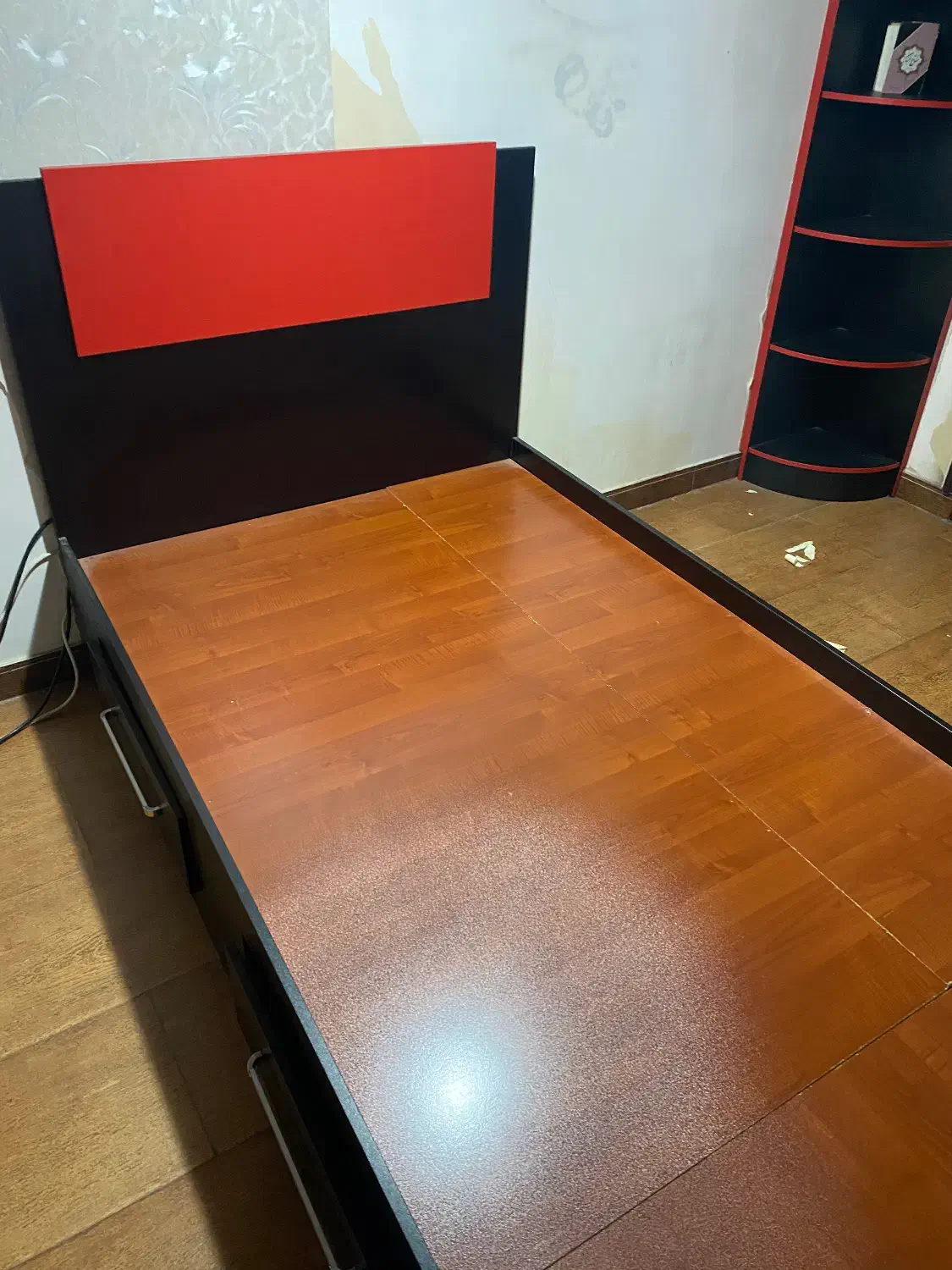 یک عدد تخت ۱ نفره با تشک|تخت و سرویس خواب|رشت, دیلمان|دیوار