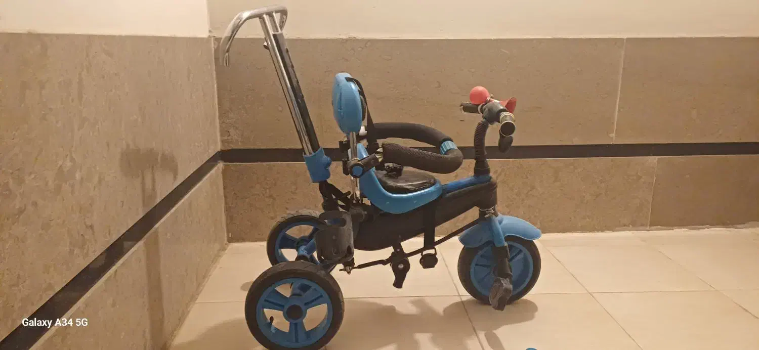 سه چرخه|اسباب‌بازی بچه|دوگنبدان, |دیوار