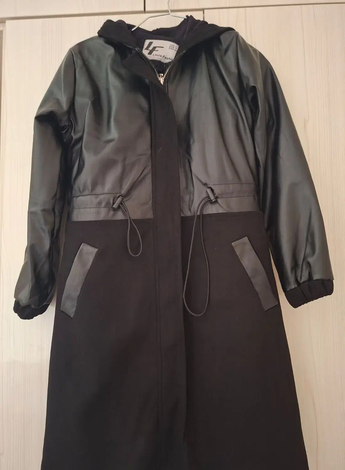 بارونی چرم|لباس|نیشابور, بزرگمهر|دیوار